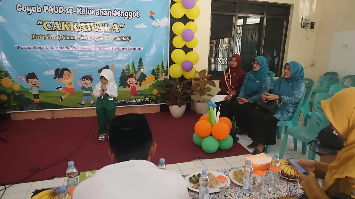 MENGHAFAL : Salah satu peserta Guyub PAUD se-Kelurahan Jenggot saat tail hafalan surat pendek di Aula Kelurahan Jenggot, Kota Pekalongan, Senin (27/7/2026).(IST)