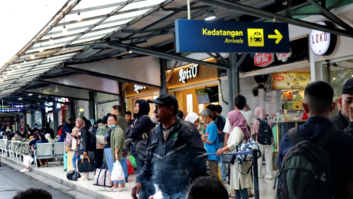 PENUMANG TURUN - Ratusan penumpang di pintu keluar Stasiun Poncol usai turun kereta dari berbagai tujuan menuju Semarang.