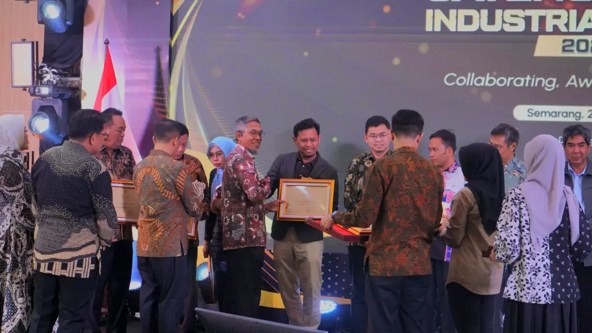 PRESTASI: KEK Industropolis Batang saat menerima Predikat Anugerah Adi Hijau pada ajang Jateng Green Industry Summit 2026.