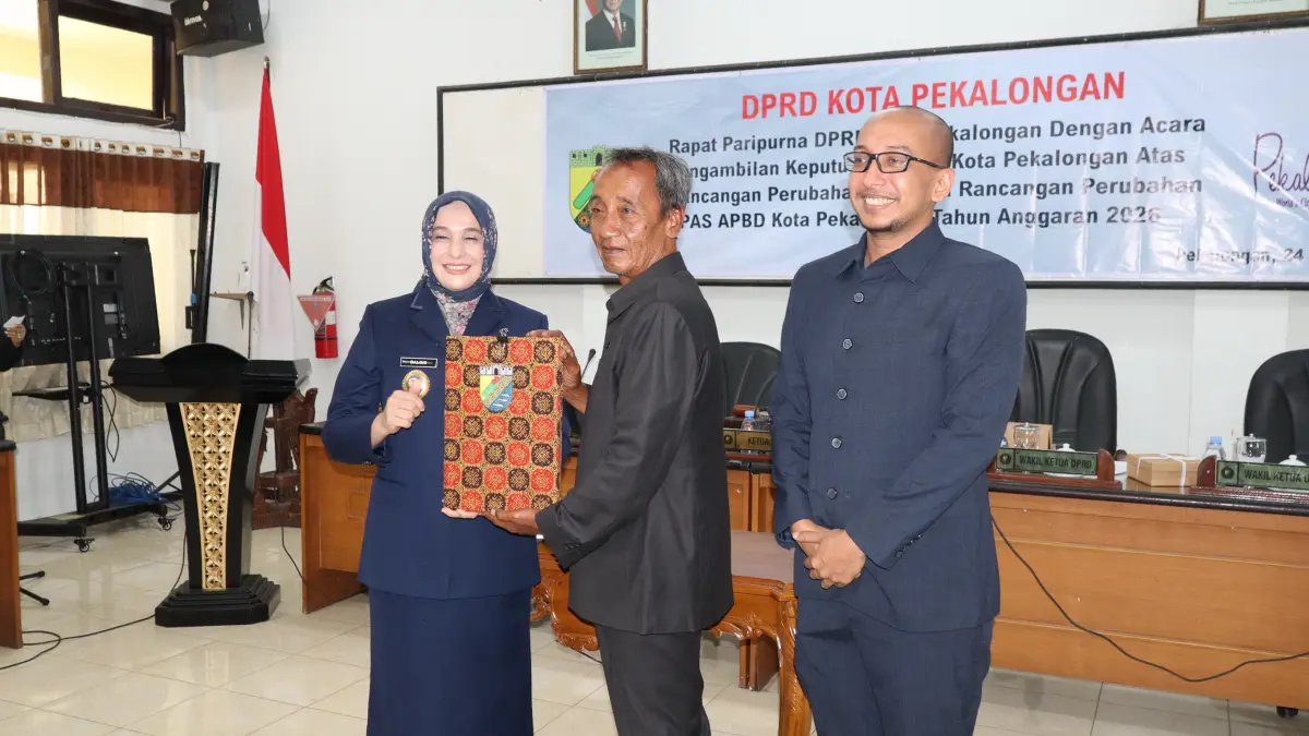 SEPAKAT : Ketua DPRD M. Azmi Basyir dan Wawali Kota Pekalongan, Balgis Diab tunjukkan kesepakatan usai Rapat Paripurna yang digelar di Gedung Diklat Kota Pekalongan, Jumat (24/7/2026) sore.(Lutfi hHanafi/Jawa Pos Metro Pekalongan)