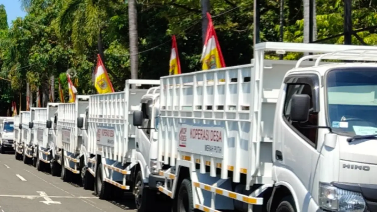 Truk-truk KDMP saat terparkir di halaman Pendopo Kabupaten Batang.