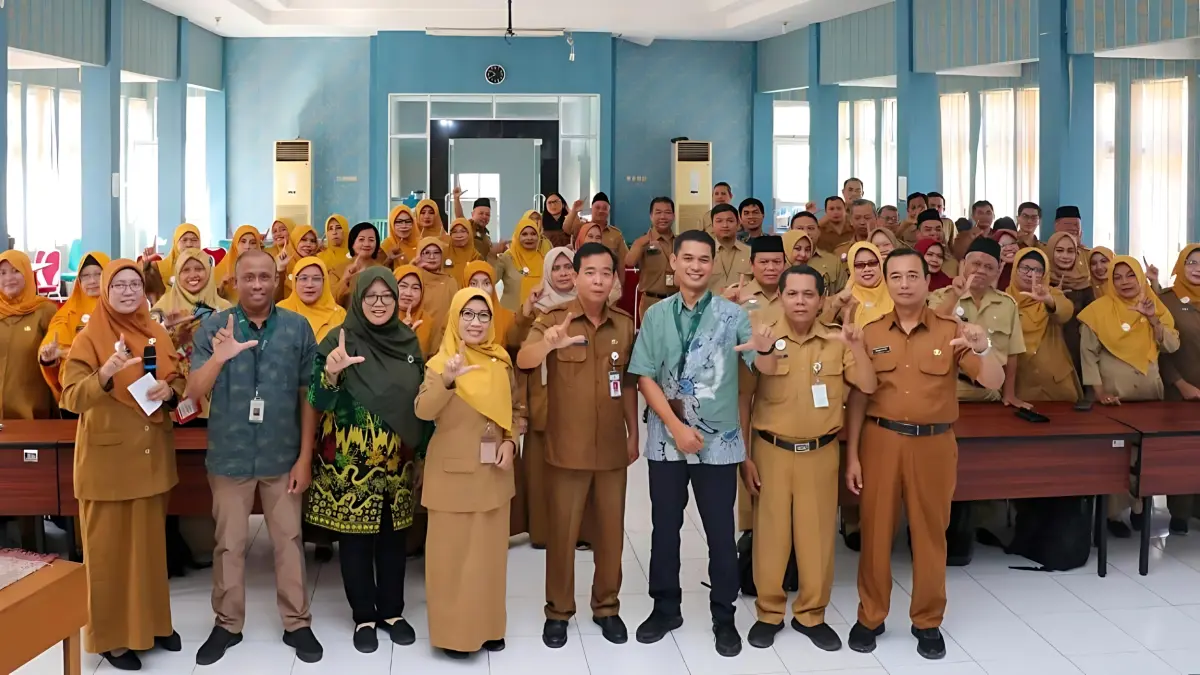 KOMPAK : Peserta pelatihan TOT Fasilitator Daerah Dindik Kota Pekalongan berfoto bersama disela-sela acara, di aula kantor Dindik saat pembukaan Senin (27/7/2026).(ist)