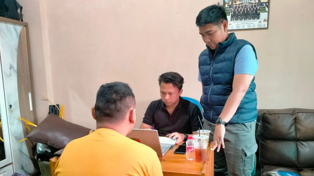 PEMBUNUHAN: Pelaku saat diperiksa di Polres Pekalongan usai ditangkap, Selasa (28/7/2026). (Nanang Rendi Ahmad/Jawa Pos Metro Pekalongan).