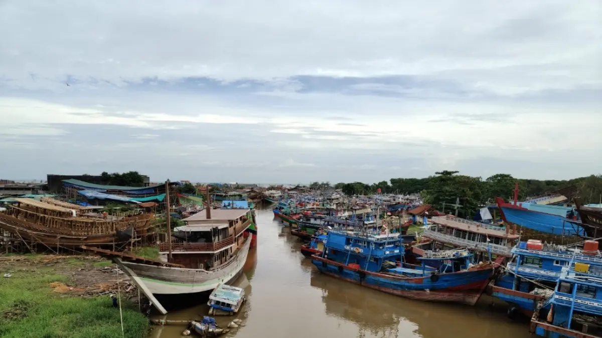 PENDANGKALAN: Kondisi area muara sungai Sambong yang dipenuhi kapal nelayan.