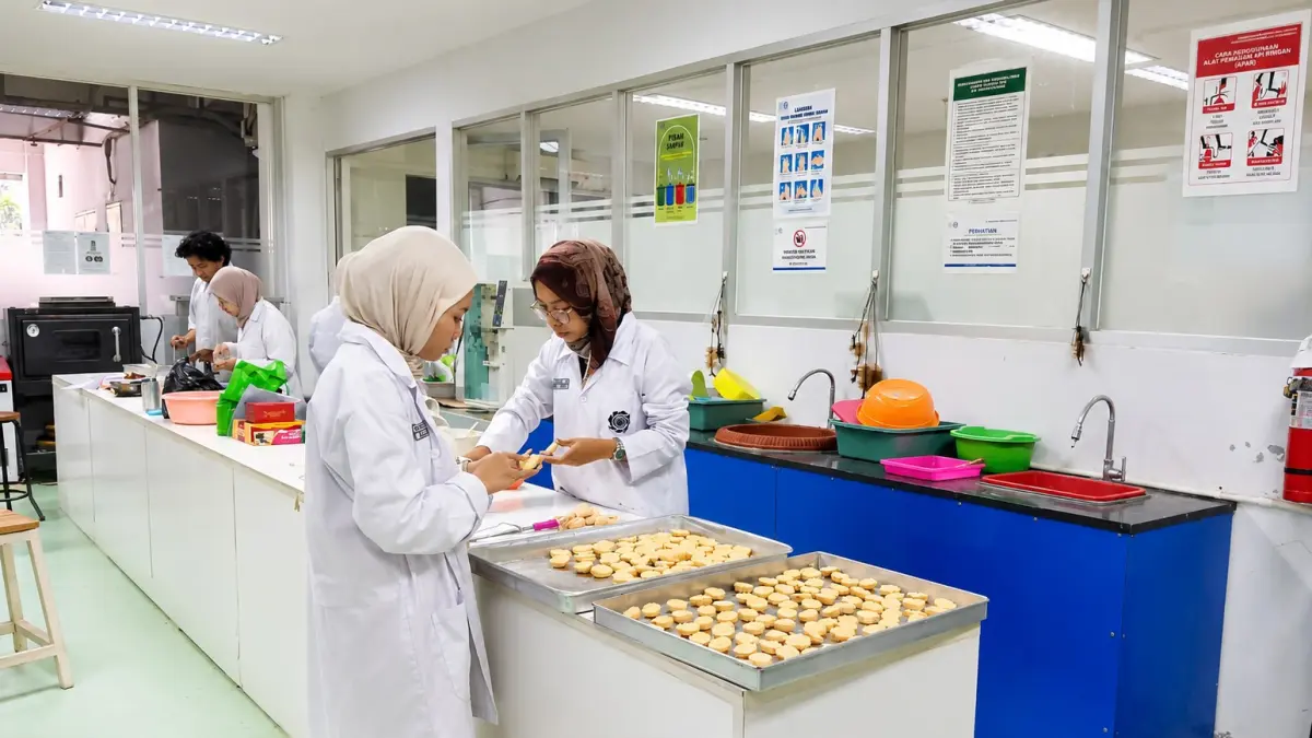 PRAKTIK: Mahasiswa Prodi Teknologi Pangan UM Bandung saat praktik di laboratorium. 