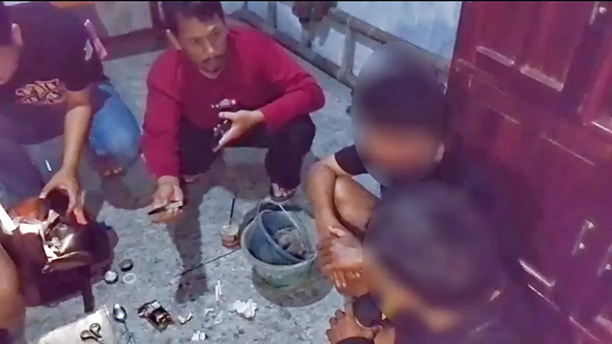 TANGKAP : Anggota Satnarkoba Polres Pemalang saat menangkap dua produsen tembakau sinte di wilayah Petarukan.