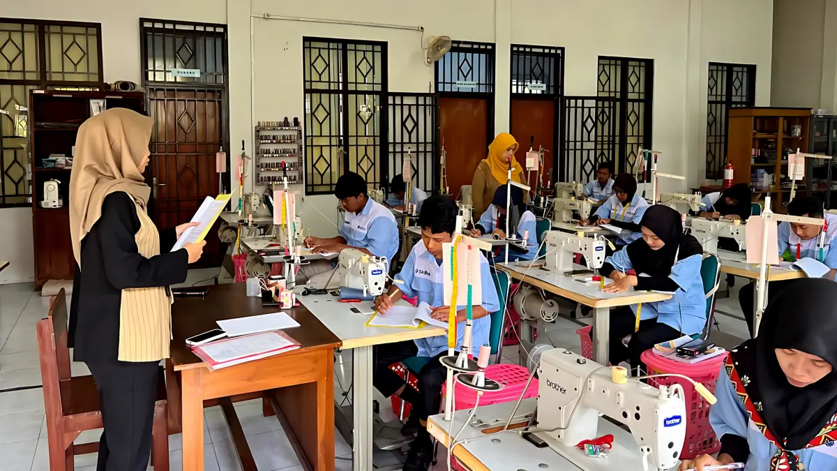 UJIAN : Peserta Pelatihan Menjahit saat mengikuti uji kompetensi di UPTD Balai Latihan Kerja (BLK) Kota Pekalongan, usai resmi menyelesaikan masa pelatihan.(IST)