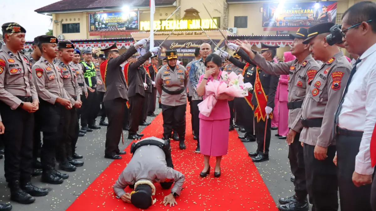 SUJUD SYUKUR : Usai menyelesaikan prosesi pedang pora AKBP Riki Yariandi sujud syukur, sebagai bentuk ungkapan rasa terima kasih atas amanah yang telah dijalankan di Kota Pekalongan, di halaman Mapolres Pekalongan Kota Rabu malam (29/7/2026).(Lutfi Hanafi/Jawa Pos Metro Pekalongan).