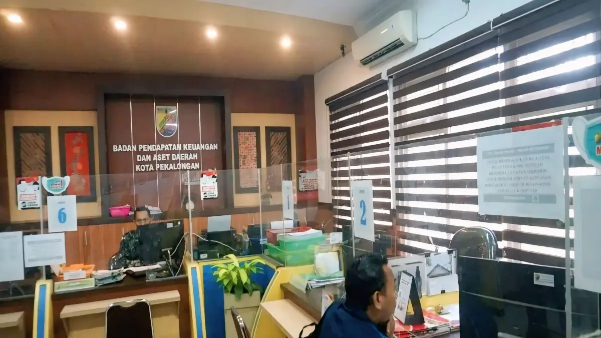 BAYAR PAJAK : Warga Kota Pekalongan saat antri pelayanan pajak di kantor Badan Pengelolaan Keuangan dan Aset Daerah (BPKAD) setempat. (ist)&nbsp;