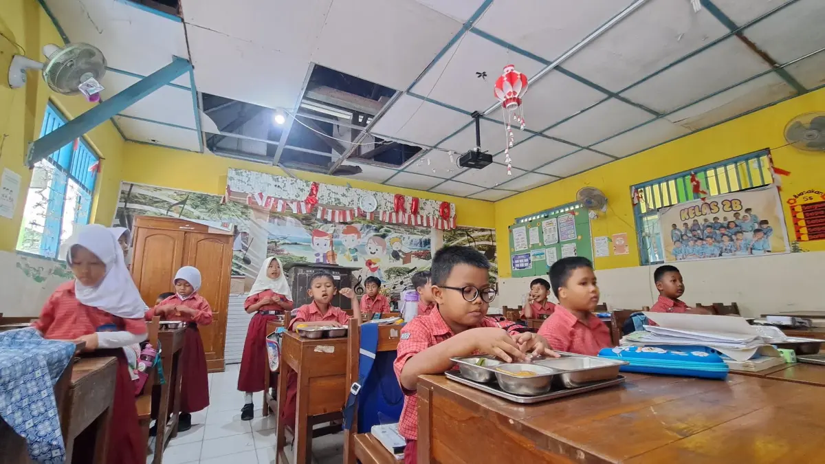 IRONIS: Siswa SDN Pendrikan 02 Lor, Kecamatan Semarang Tengah menyantap MBG di bawah atap bolong, Selasa (28/7). (ist)
