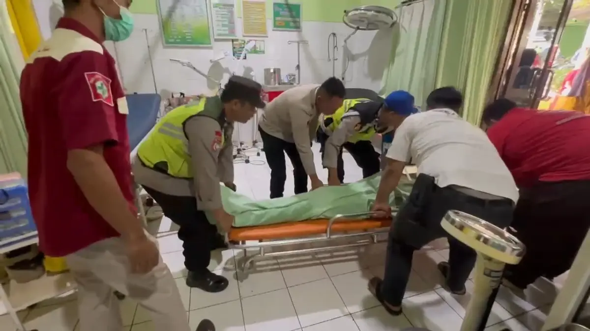 TENGGELAM: Korban saat dievakuasi ke Puskesmas Bandar I.