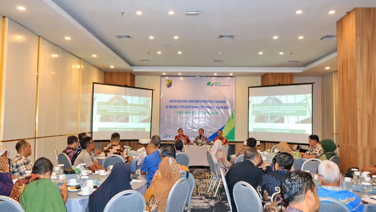 PAPARAN : Wali Kota Pekalongan Aaf sosialisasi Surat Edaran Wali Kota Pekalongan Nomor 003/0003.01 Tahun 2026, serta implementasi E-Jakon BPJS Ketenagakerjaan yang digelar di Hotel Aston Syariah Pekalongan, Kamis (30/7/2026). (Lutfi Hanafi/Jawa Pos Metro Pekalongan)