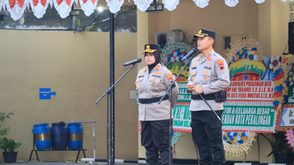 APEL : Kapolres Pekalongan Kota AKBP Dies Ferra Ningtias saat pertama kali memimpin apel di halaman Mapolres Pekalongan Kota, Rabu petang (29/7/2026).&nbsp;&nbsp;(Lutfi Hanafi/ (Jawa Pos Metro Pekalongan)
