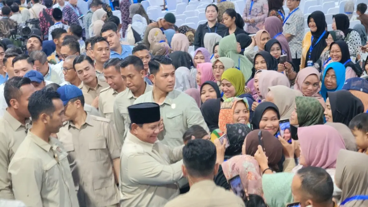 RUMAH SUBSIDI: Presiden Prabowo saat menyapa para peserta akad massal KPR Subsidi di Batang