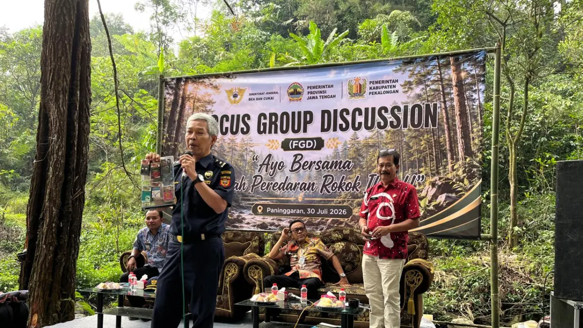 DISKUSI: Sesi diskusi dalam sosialisasi cegah peredaran rokok ilegal. (Nanang Rendi Ahmad/Jawa Pos Metro Pekalongan)