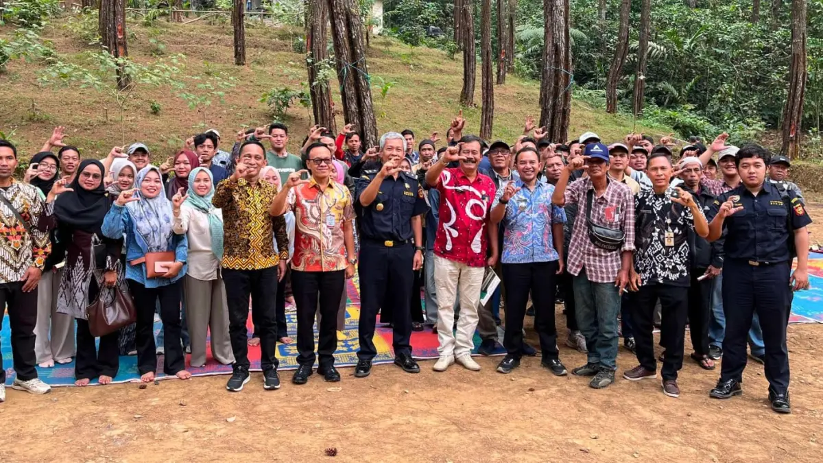 GEMPUR ROKOK ILEGAL: Dinkominfo Kabupaten Pekalongan menggelar sosialisasi pencegahan peredaran rokok ilegal di objek wisata Pinus Siampel, Bedagung, Kecamatan Paninggaran, Kamis (30/7/2026). (Nanang Rendi Ahmad/Jawa Pos Metro Pekalongan)
