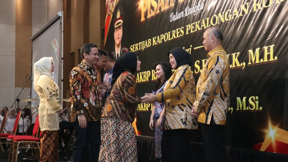 UCAPAN SELAMAT : Ketua TP PKK Kota Pekalongan dan Walikota Aaf saat berikan ucaan selmat datang kepada Kapolres Pekalongan Kota yang baru, AKBP Dies Ferra Ningtias, dalam acara pisah sambut Kapolres Pekalongan Kota di Hotel Nirwana, Kamis malam (30/7/2026).(Lutfi Hanafi/Jawa Pos Metro Pekalongan)