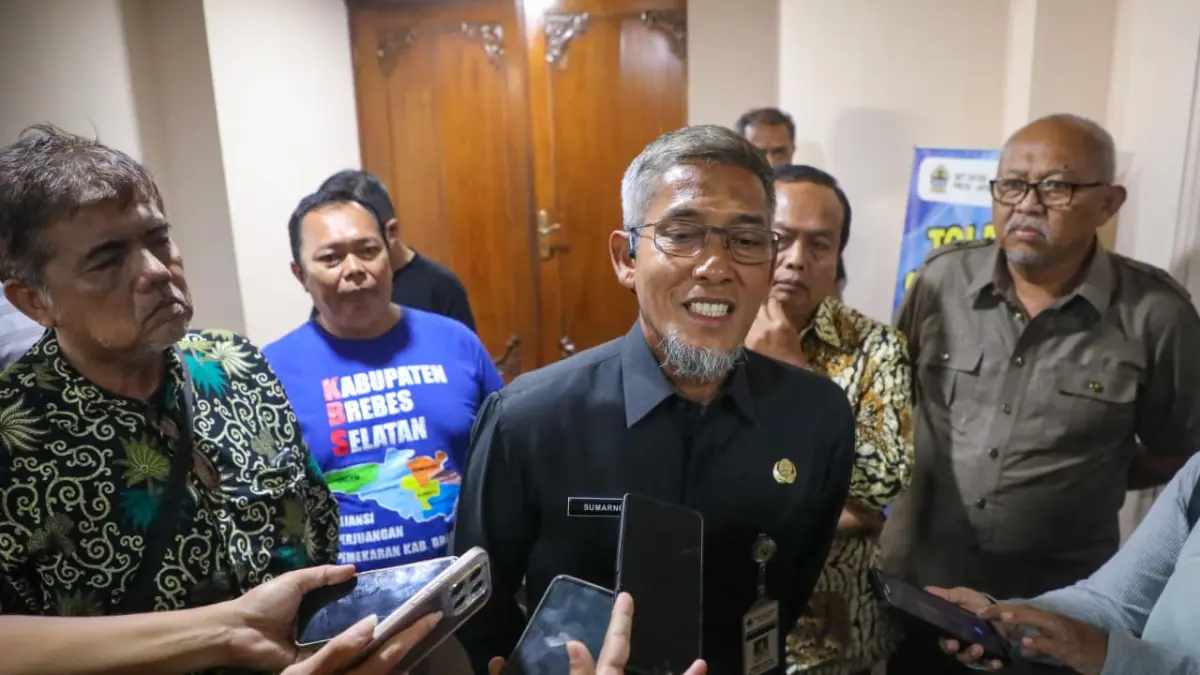 Sumarno, mewakili Gubernur Jateng Ahmad Luthfi dan wagub Taj Yasin, dalam Rapat Paripurna DPRD Jateng di Gedung Berlian, Semarang, Kamis, 30 Juli 2026.