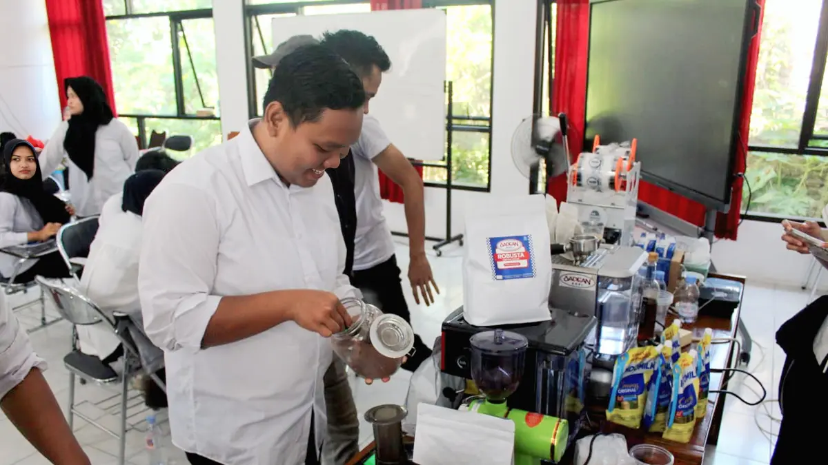TAKAR KOPI : Salah satu peserta pelatihan Barista di SKB Kota Pekalongan saat menakar bubuk kopi sebelum menyeduh. (Lutfi Hanafi/Jawa Pos Metro Pekalongan).