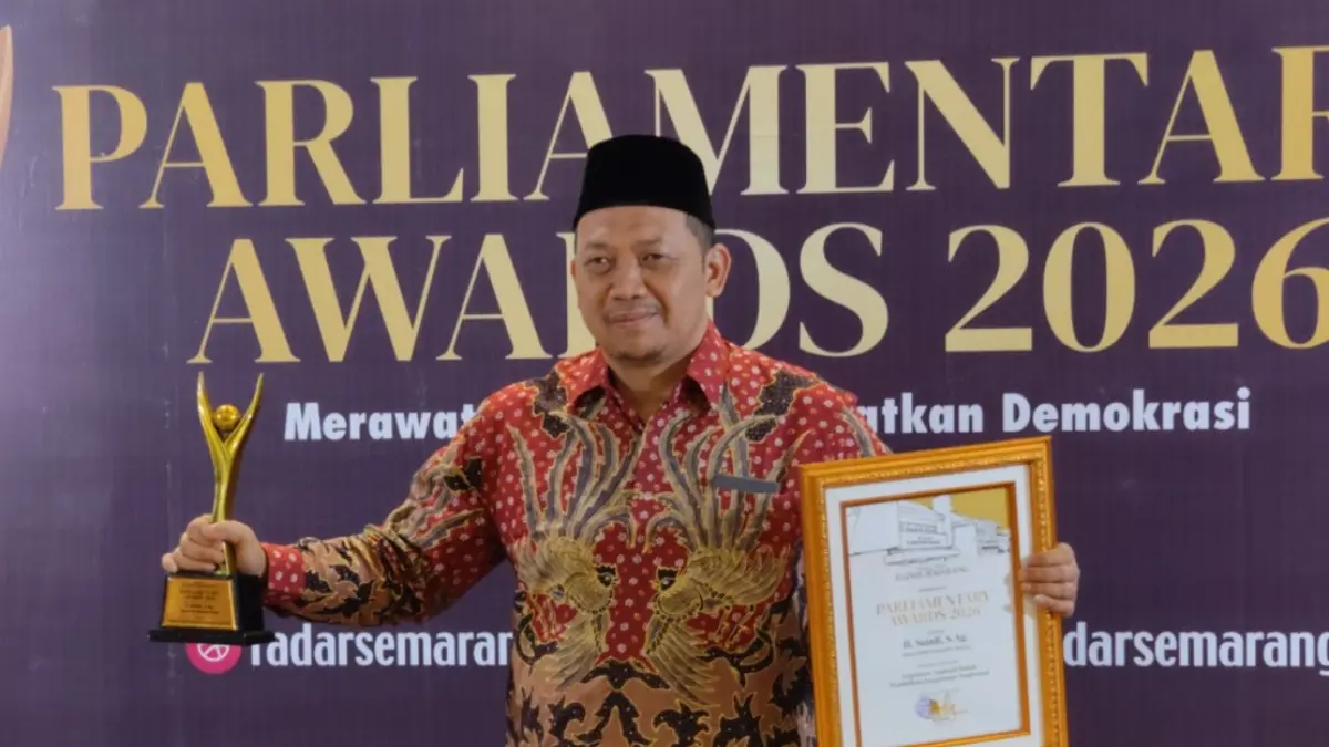 PENGHARGAAN: Ketua DPRD Kabupaten Batang, Suudi saat mendapatkan penghargaan Parliamentary Awards 2026.