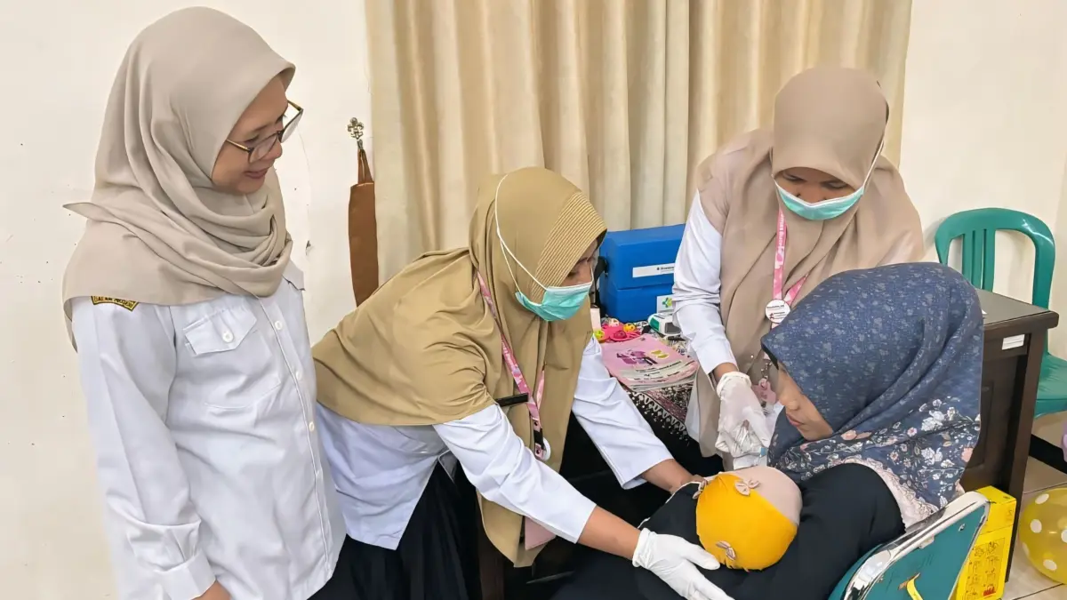 IMUNISASI : Tim Dinkes Kota Pekalongan saat menggelar imunisasi bagi balita setempat beberapa waktu kemarin.(ist)
