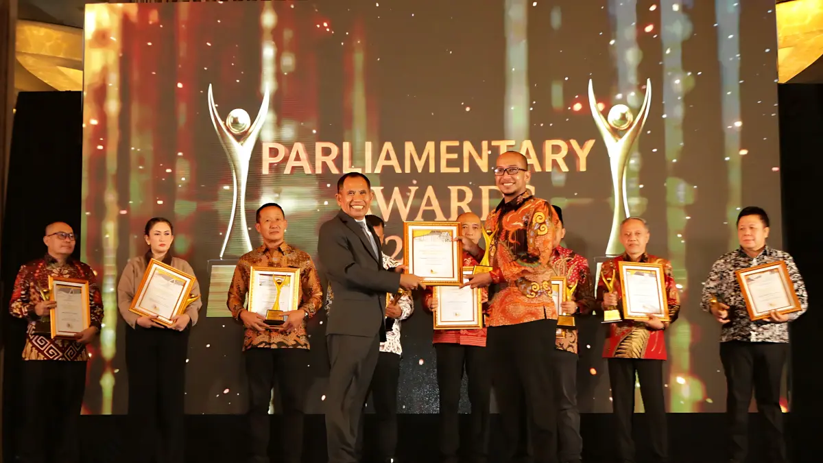 TERIMA PENGHARGAAN : Ketua DPRD Kota Pekalongan, Mohamad Azmi Basyir saat menerima Penghargaan Parliamentary Award 2026 tersebut diserahkan dalam ajang yang digelar Jawa Pos Radar Semarang bersama Radar Semarang Academy di Quest Hotel Simpang Lima Semarang, Jumat (31/7/2026).