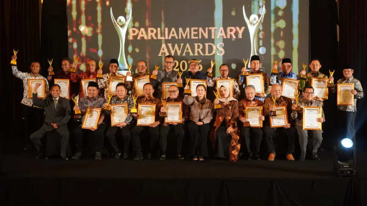 APRESIASI: Sumar Rosul bersama seluruh penerima Parliamentary Awards 2026. 