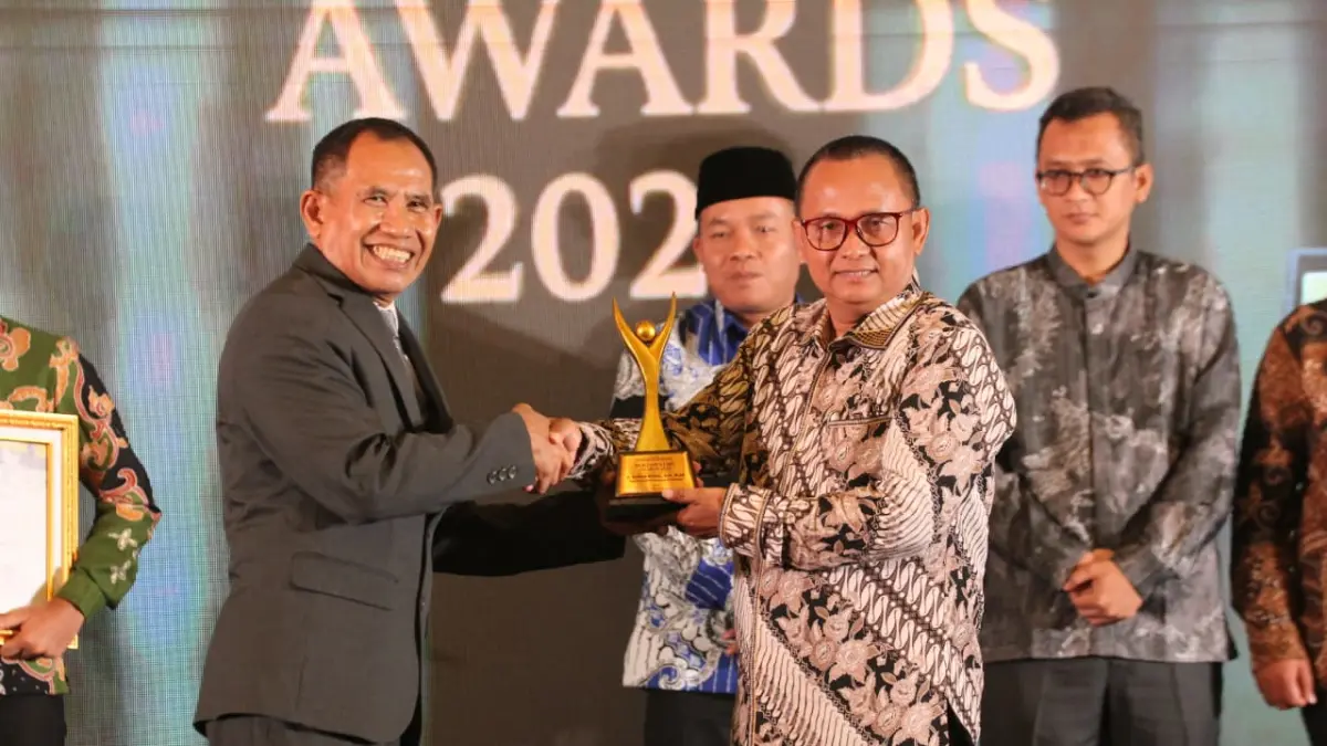 APRESIASI: Wakil Ketua DPRD Kabupaten Pekalongan Sumar Rosul saat menerima penghargaan Parliamentary Awards 2026 dari Jawa Pos Radar Semarang di Quest Hotel Semarang, Jumat (31/7/2026) malam. (Dok. Jawa Pos Radar Semarang).
