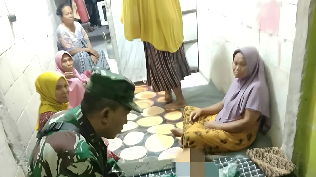 MELAYAT : Nampak warga saat melayat ke rumah duka siswa SMP yang meninggal dunia diduga akibat perundungan di Pemalang.(IST)