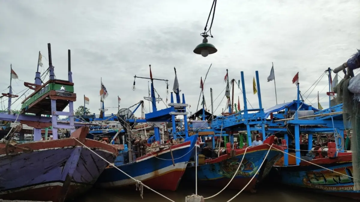 PENDANGKALAN: Kapal-kapal nelayan saat bersandar di area muara sungai Sambong.