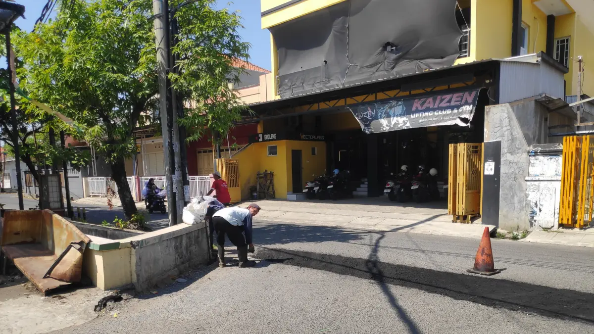 PERBAIKAN JALAN : Tim DPUPR sudah mulai melakukan perbaikan jalan di beberapa ruas jalan di Wilayah Kota Pekalongan. (Lutfi Hanafi/Jawa Pos Metro Pekalongan)