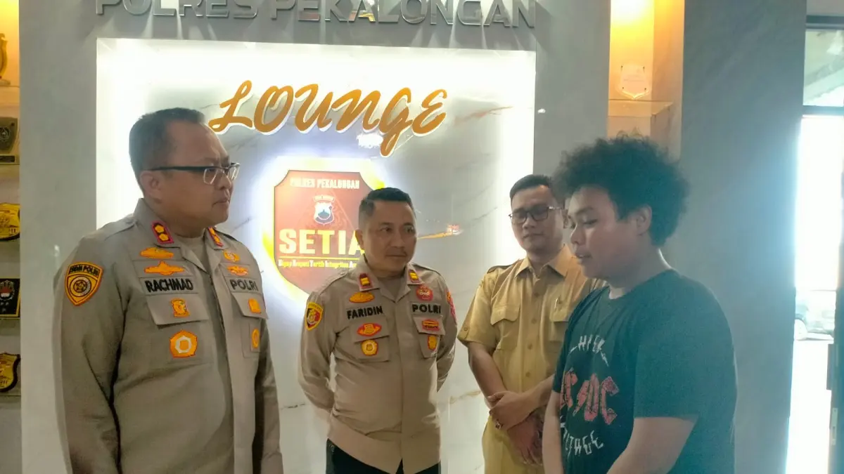 SEBAR HOAKS: Bayu pembuat video hoaks begal saat diminta oleh Kapolres Pekalongan AKBP Rachmad C Yusuf untuk menjelaskan kembali aksinya, di Polres Pekalongan, Senin (3/8/2026). 