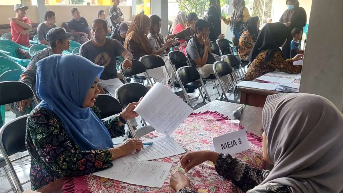 SOSIALISASI: Dinkop UKM-Naker Kabupaten Pekalongan saat sosialisasi dengan pedagang Wisata Kuliner Gemek Plaza, Kamis (30/7/2026). 