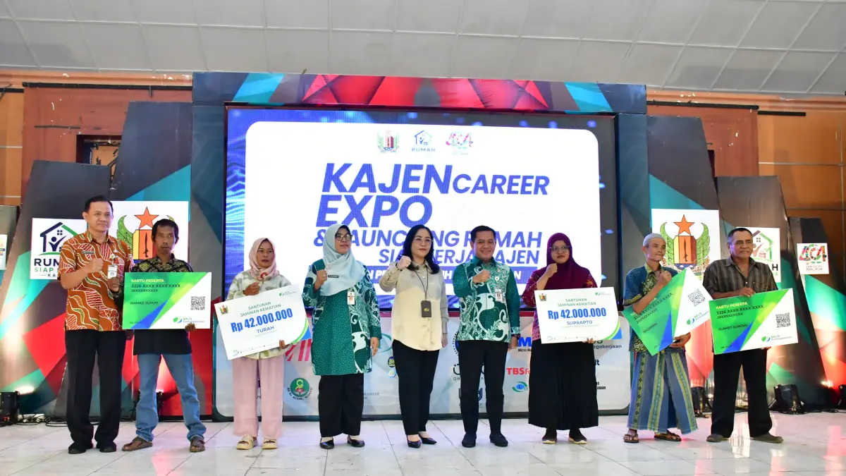 APRESIASI : Pemkab Pekalongan dan BPJS Ketenagakerjaan saat serahkan Ketenagakerjaan Award 2026 pada Kajen Career Expo 2026 di Gedung Pertemuan Umum (GPU) Kajen, Selasa (4/8/2026).
