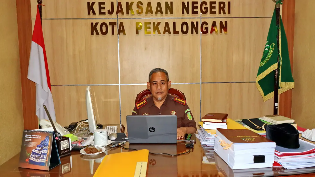 NGANTOR : Kepala Kejari Kota Pekalongan Dr. Khunaifi Alhumami saat beraktivitas di ruang kerjanya.(Lutfi Hanafi/Jawa Pos Metro Pekalongan)