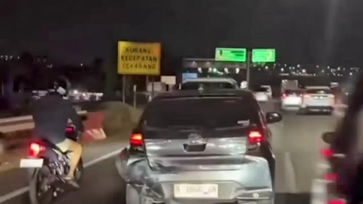 PENYOK : Mobil Agya saat dikejar warga setelah terlibat tabrak lari di wilayah Mijen Sabtu (1/7) malam. (ist)