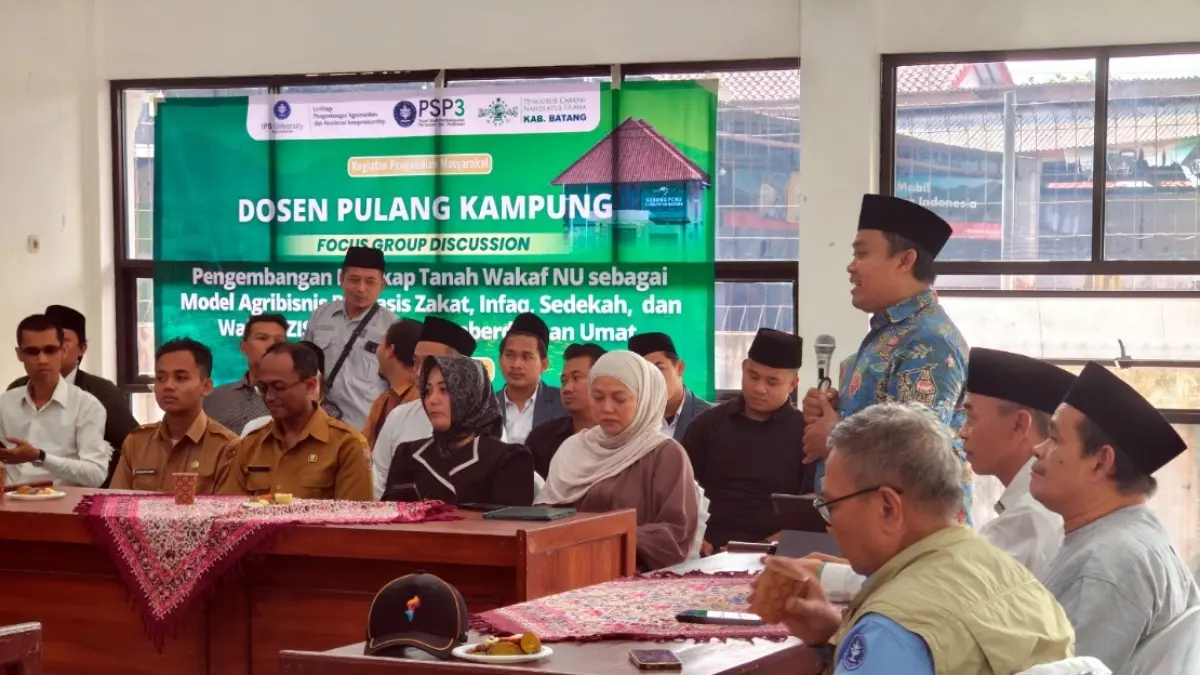 PRODUKTIF: Suasana FGD untuk pengelolaan lahan wakaf di Gedung PCNU Batang.