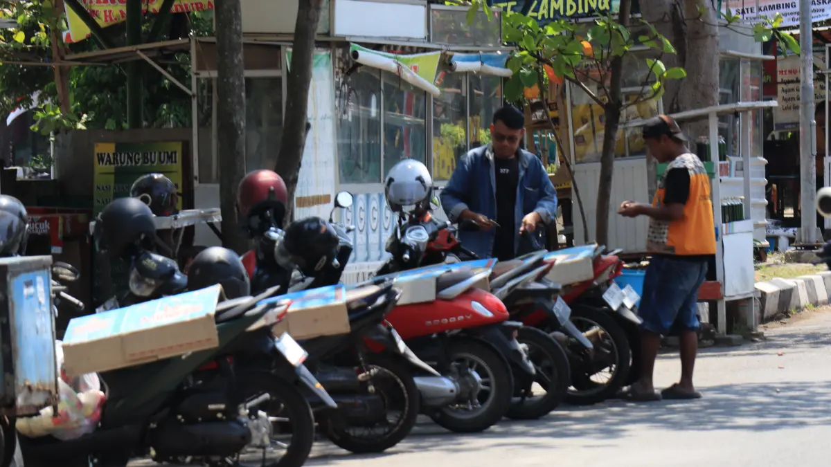 TARIK PARKIR - Salh satu kantong parkir andalan Dishub Kota Pekalongan di Kawasan Lapangan Mataram, kini juga sediakan alternatif pembayar dengan QRIS.(Lutfi Hanafi/Jawa Pos Metro Pekalongan)