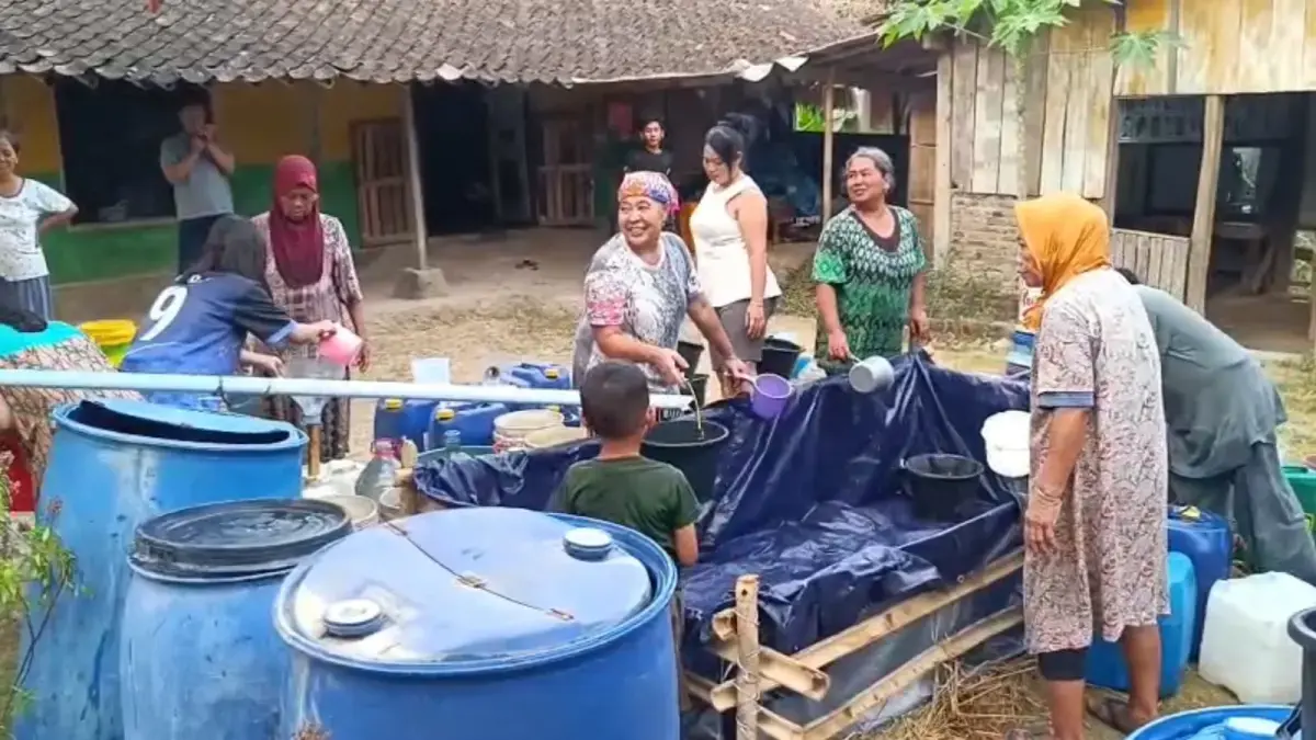 Warga Dusun Jagir Desa Kedungringin Kecamatan Suruh Kabupaten Semarang antri mengambil air bersih untuk memenuhi kebutuhan. 