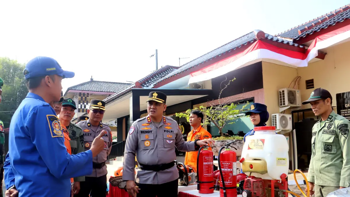 CEK ALAT : Kapolres Pemalang AKBP Rendy Setia Permana dan jajaran saat mengecek alat pencegahan kebakaran saat apel di halaman Mapolres setempat, Rabu (5/8/2026).(IST)