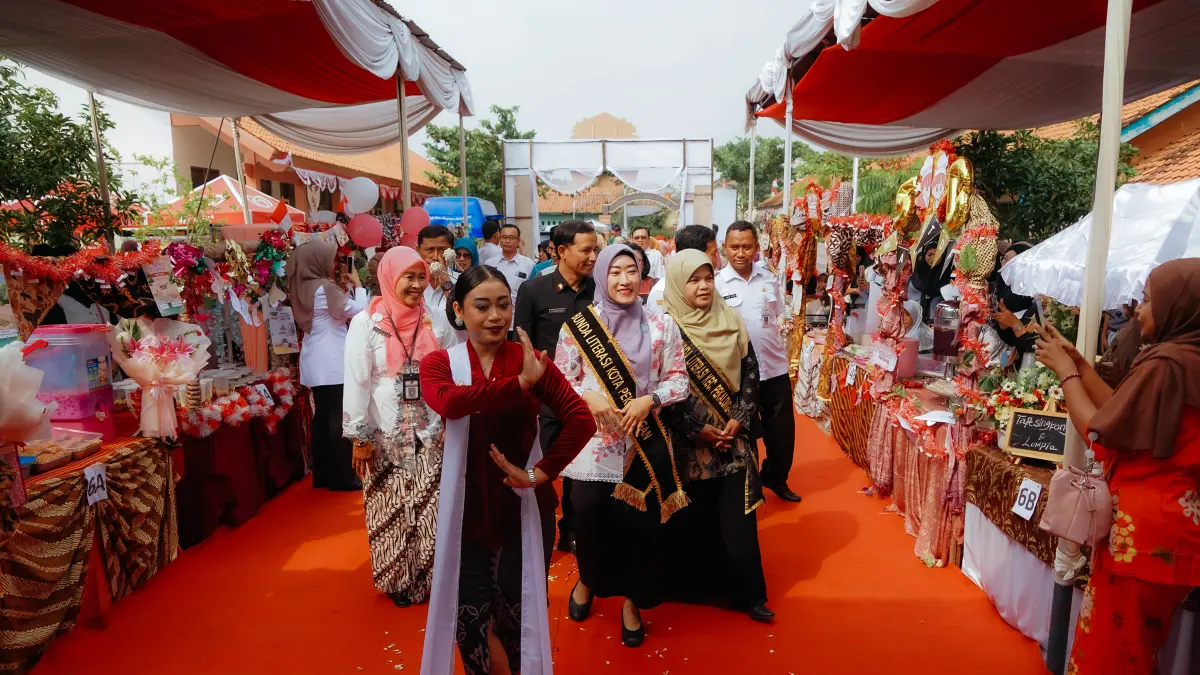 DISAMBUT : Bunda Literasi Inggit Soraya saat hadir dalam Roadshow Bunda Literasi yang digelar di SD Negeri Kandang Panjang 10, Kecamatan Pekalongan Utara, Rabu (5/8/2026).(Lutfi Hanafi/Jawa Pos Metro Pekalongan)