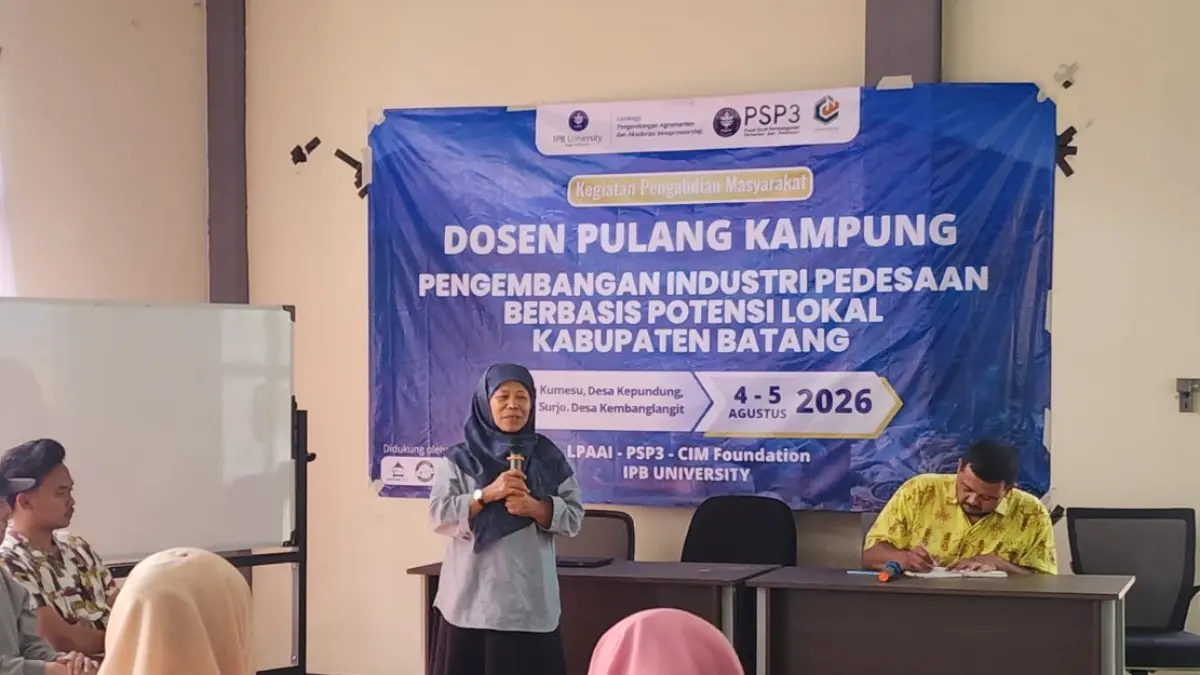 Dosen IPB saat memberikan pelatihan pada warga Batang.