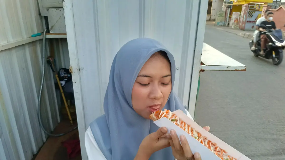 INOVASI : Inggil Tiara melakukan inovasi Pizzalongan dengan menghadirkan pizza berbentuk Panjang. (SALWA NAJAHA/JAWA POS METRO PEKALONGAN)
