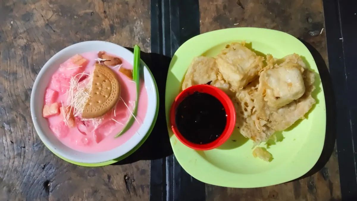 KULINER LEGENDARIS : Warung Sekoteng Pak Woh di Jalan Kenanga, Kelurahan Klego, Kecamatan Pekalongan Timur, Kota Pekalongan, tetap bertahan. (MOCH.FALAHUDDIN/JAWA POS METRO PEKALONGAN)