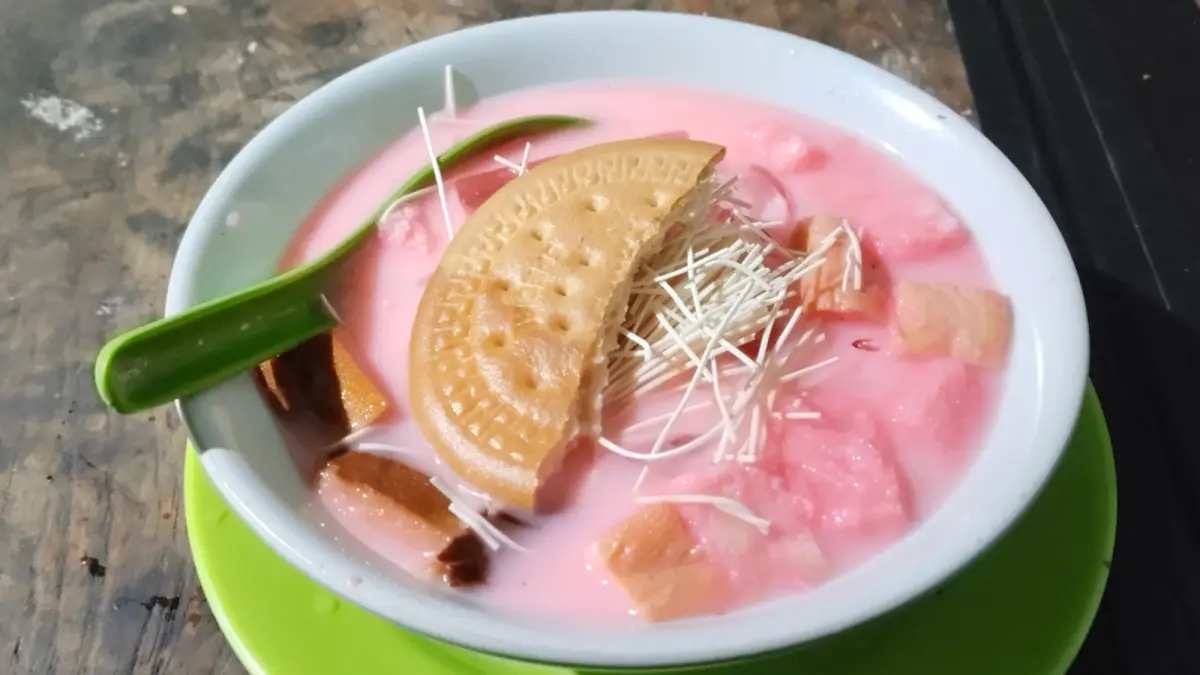 KULINER LEGENDARIS : Warung Sekoteng Pak Woh di Jalan Kenanga, Kelurahan Klego, Kecamatan Pekalongan Timur, Kota Pekalongan, tetap bertahan. (MOCH.FALAHUDDIN/JAWA POS METRO PEKALONGAN)