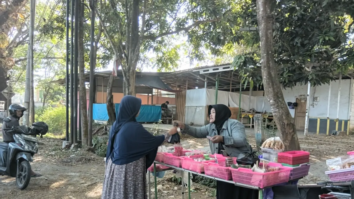 MURAH MERIAH : Jajanan serba seribu rupiah di depan Kampus Universitas Islam Negeri (UIN) KH Abdurrahman Wahid (Gus Dur) Pekalongan. (MAULIDA USNA AULIA/JAWA POS METRO PEKALONGAN)