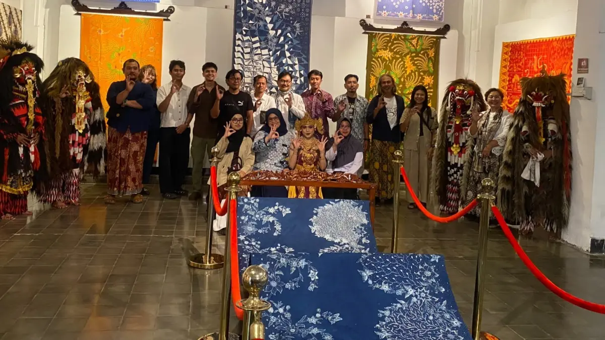 PAMERAN BATIK : Karya tujuh pembatik muda hasil seleksi panitia dalam rangka memperingati Hari Ulang Tahun (HUT) ke-20 Museum Batik. (SALWA NAJAHA/JAWA POS METRO PEKALONGAN)