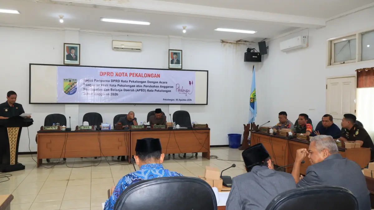 PAPARAN : Walikota Aaf saat menyampaikan pengantar Walikota atas Perubahan APBD Tahun Anggaran 2026 dalam Rapat Paripurna DPRD Kota Pekalongan di Gedung Diklat Kota Pekalongan, Rabu (5/8/2026).(Lutfi Hanafi/Jawa Pos Metro Pekalongan)
