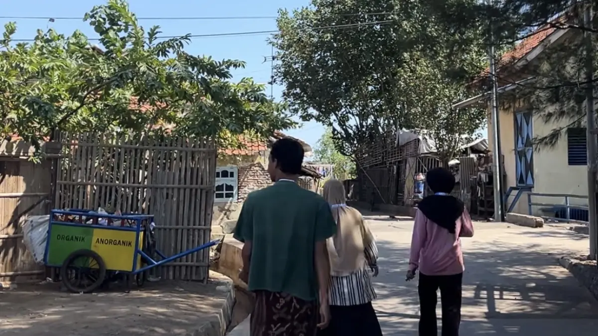 TINJAU LOKASI : Mahasiswa meninjau lokasi calon penempatan dropbox sampah di Kelurahan Bandengan, Kecamatan Pekalongan Utara, Kota Pekalongan, Sabtu 25 Juli 2026. (MOCH. FALAHUDDIN/JAWA POS METRO PEKALONGAN)