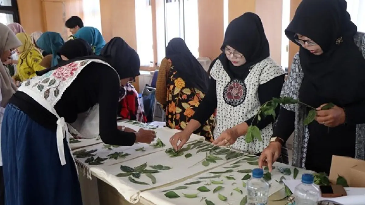 PEMBERDAYAAN UMKM : Pelatihan "Pemberdayaan UMKM dalam Meningkatkan Kompetensi dan Naik Kelas melalui Basic Class Ecoprint Teknik Steam" yang dilaksanakan Rumah BUMN (RB) Pekalongan berkolaborasi dengan Dekranasda Kota Pekalongan di Aula Dinas Perdagangan, Koperasi, dan UKM Kota Pekalongan, Rabu 22 Juli 2026. (MOCH.FALAHUDDIN/JAWA POS METRO PEKALONGAN)